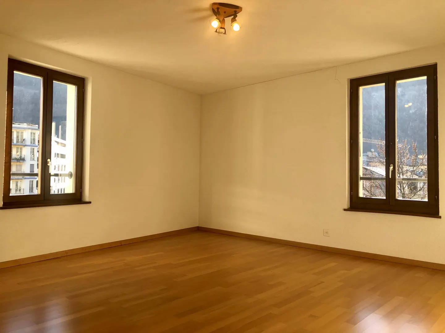 Bel appartement en plein centre de Martigny dans immeuble de charme. - Photo 4 sur 8