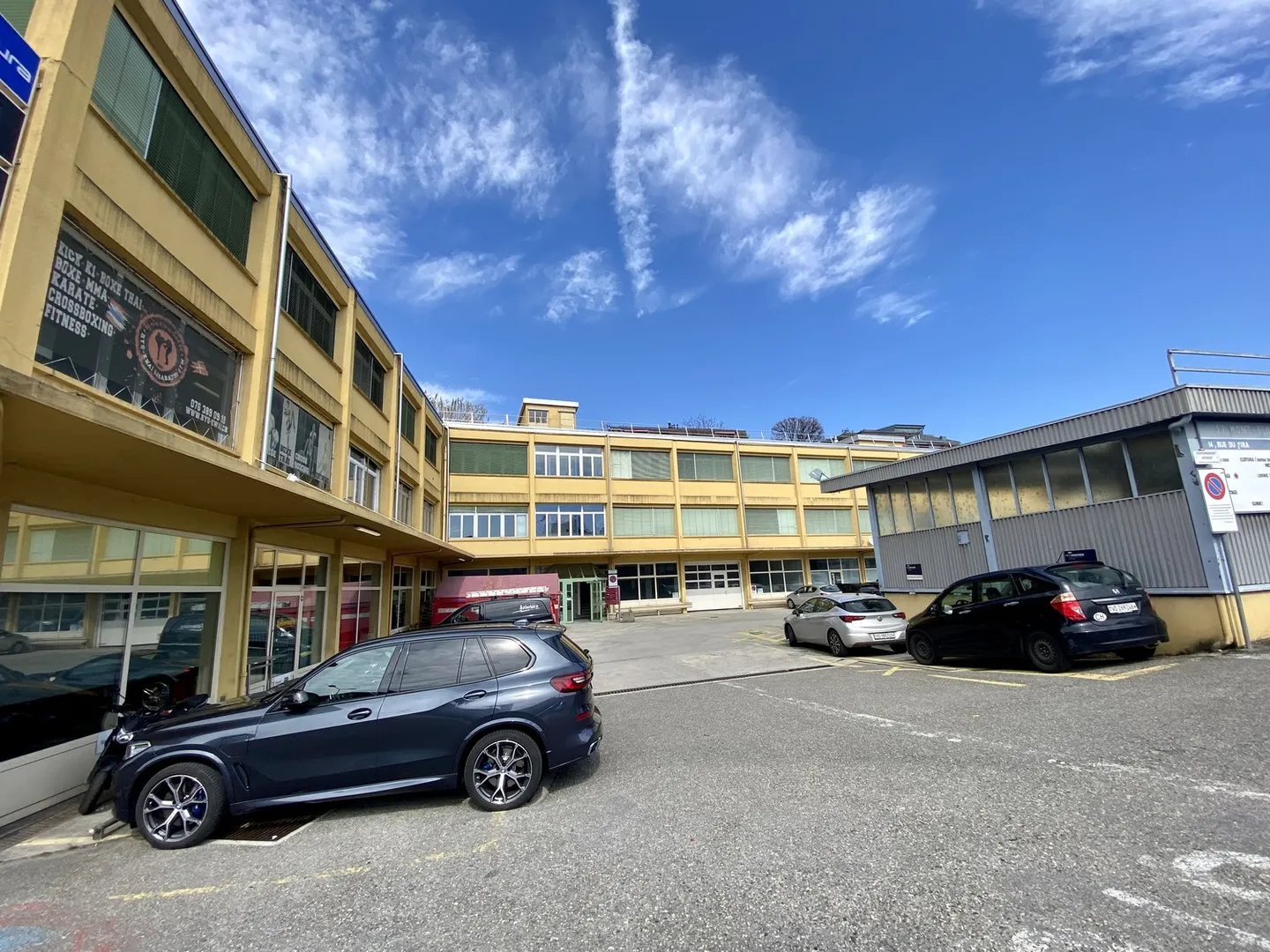 Large administrative space with two warehouses for rent - Photo 1 of 12