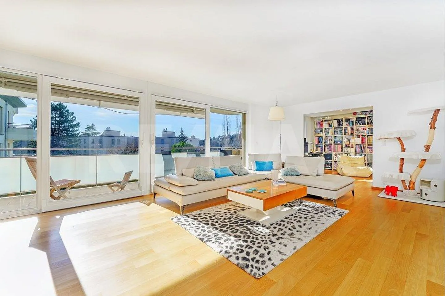 Un cadre de vie rare et privilégié: élégant appartement de 5.5 pièces avec balcon de 35 m² - Photo 2 sur 13