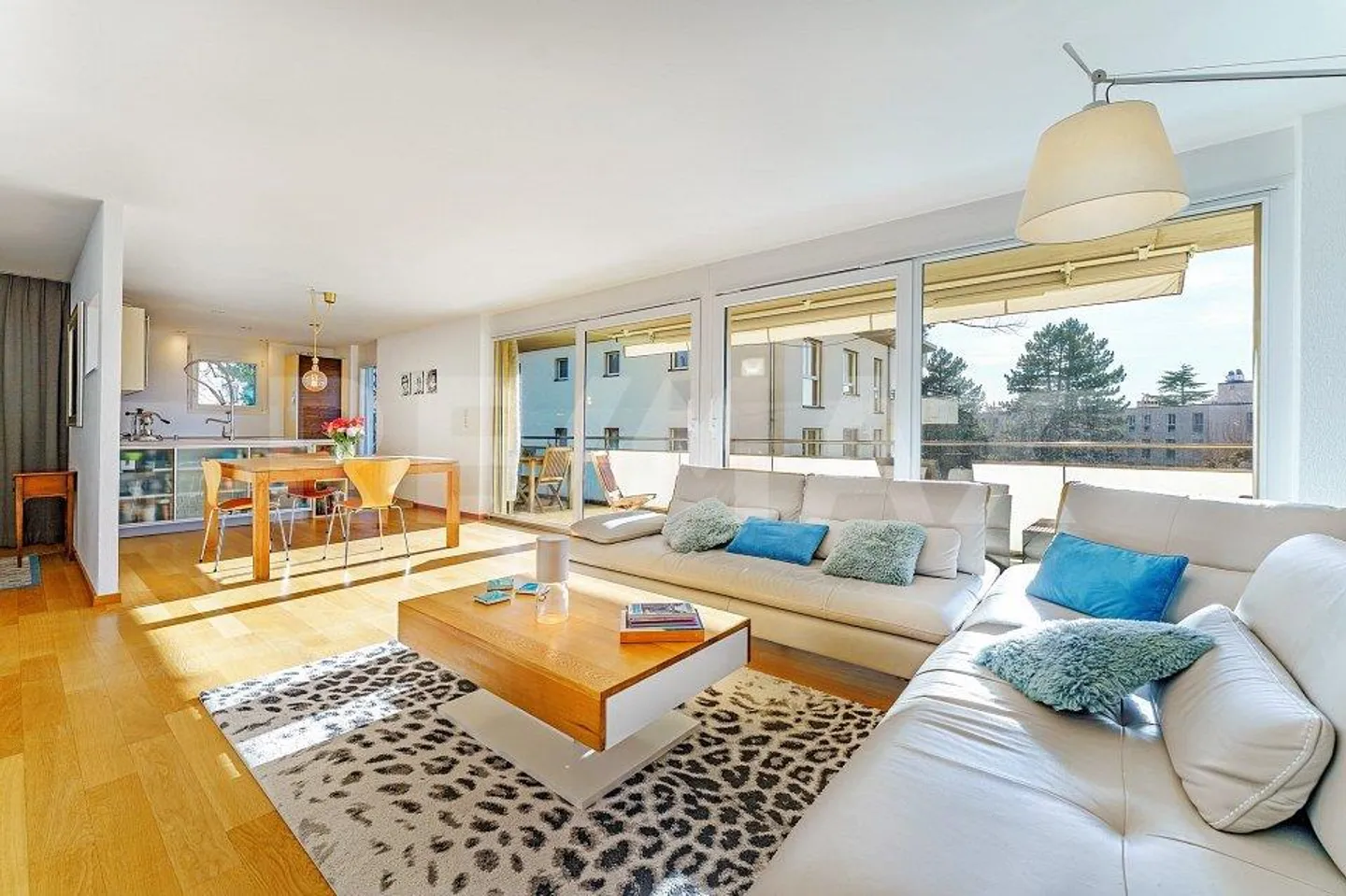 Un cadre de vie rare et privilégié: élégant appartement de 5.5 pièces avec balcon de 35 m² - Photo 4 sur 13