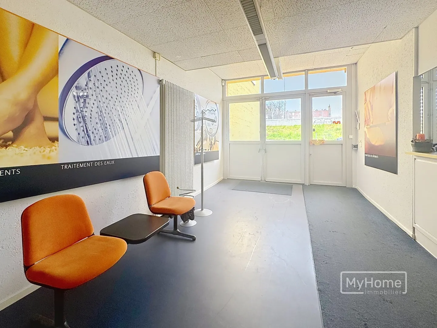 Large administrative space with two warehouses for rent - Photo 2 of 12