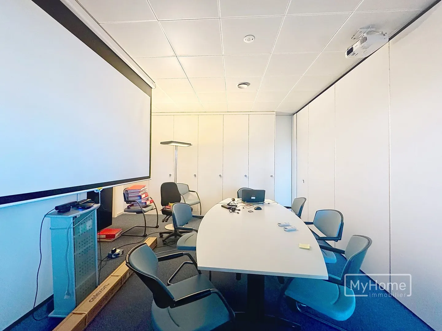 Large administrative space with two warehouses for rent - Photo 7 of 12