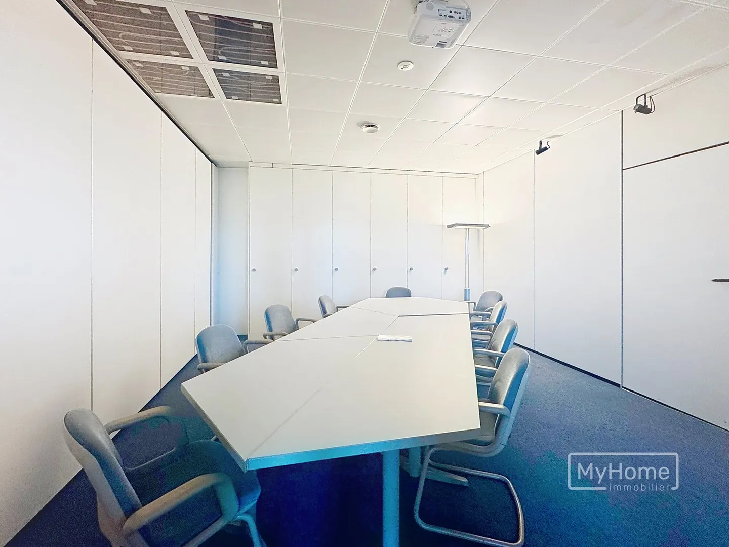 Large administrative space with two warehouses for rent - Photo 9 of 12