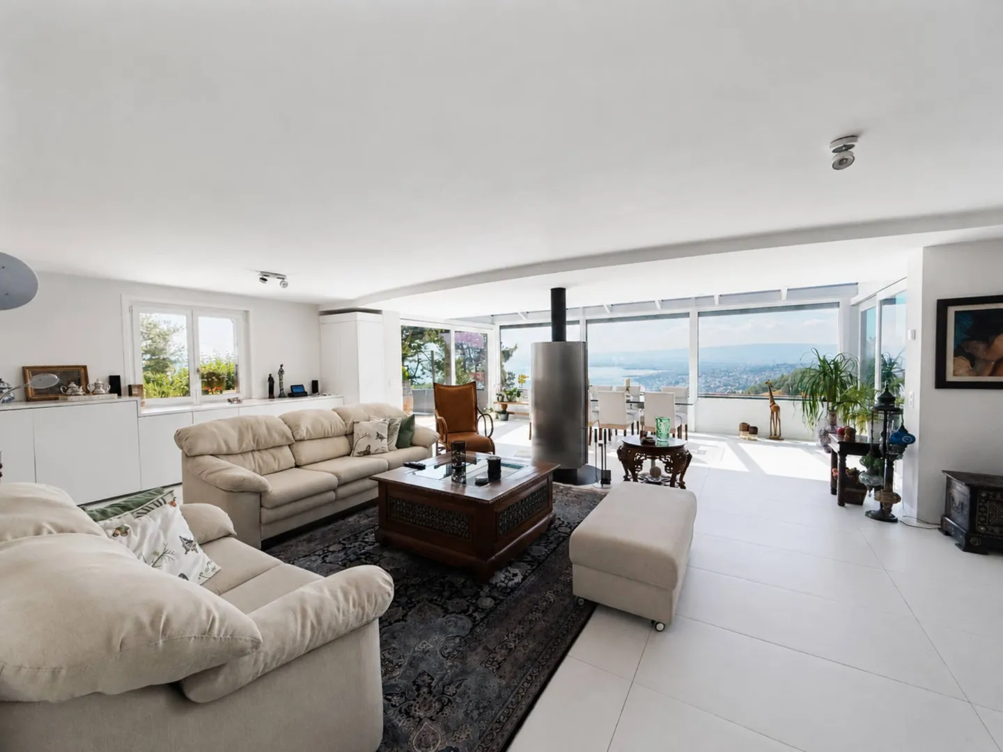 Geräumige Familienvilla mit Seeblick - Foto 4 von 13