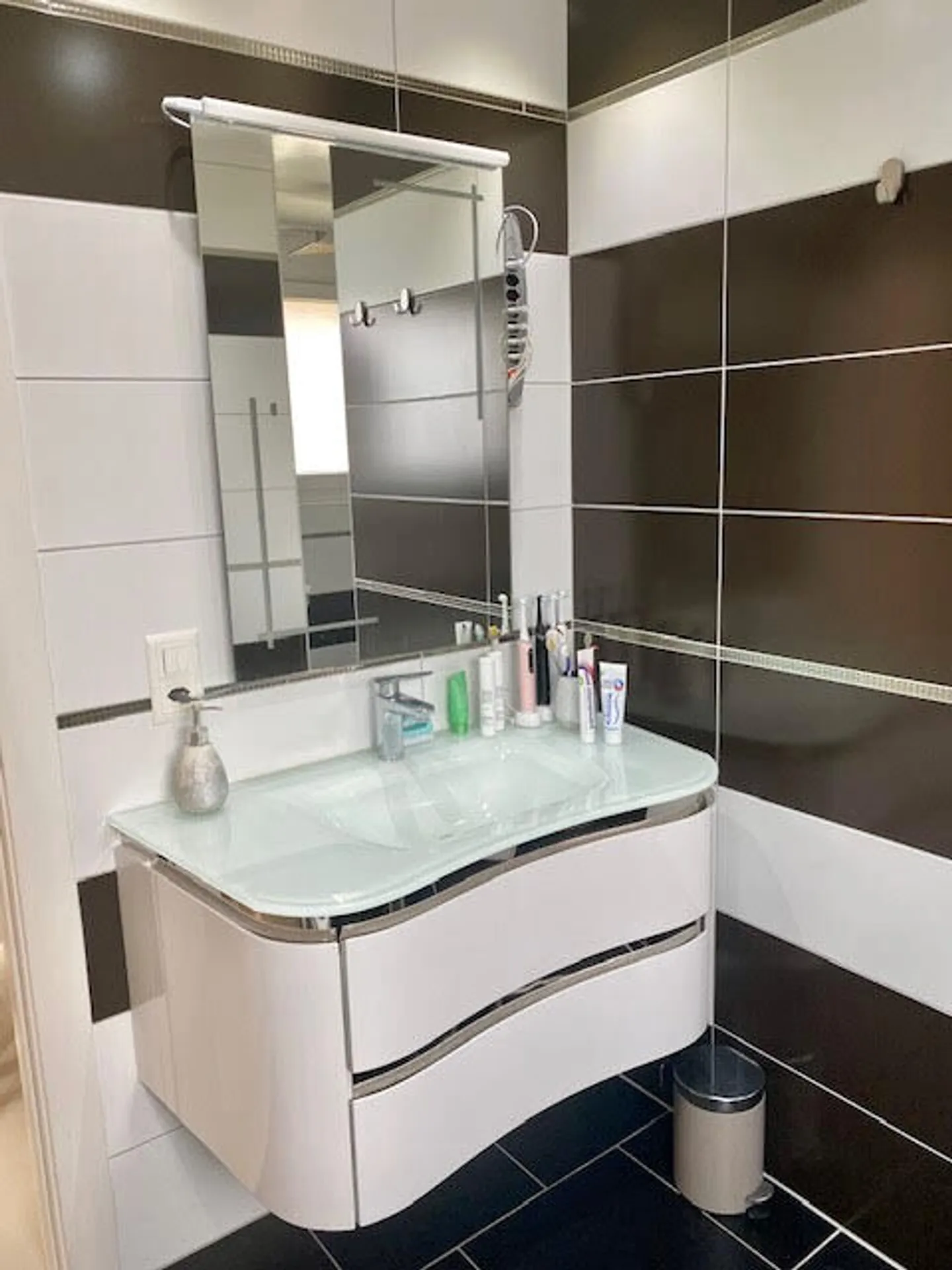 Beautiful apartment with 4.5 rooms in Bex - Photo 5 of 7