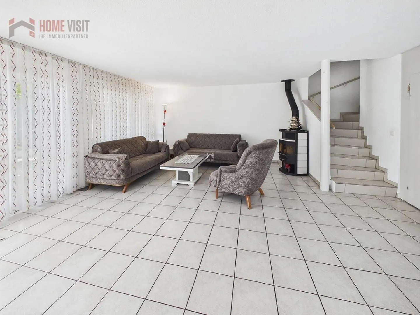 Spacious 5.5-Room Semi-Detached House - Living with Plenty of Space and Charm - Photo 4 of 19