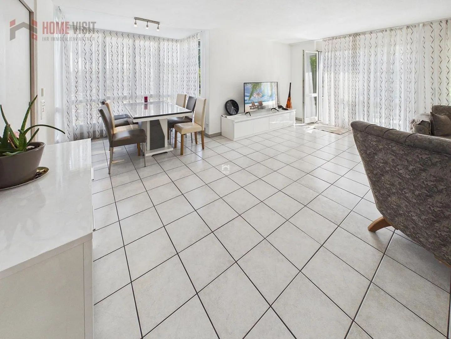 Spacious 5.5-Room Semi-Detached House - Living with Plenty of Space and Charm - Photo 5 of 19
