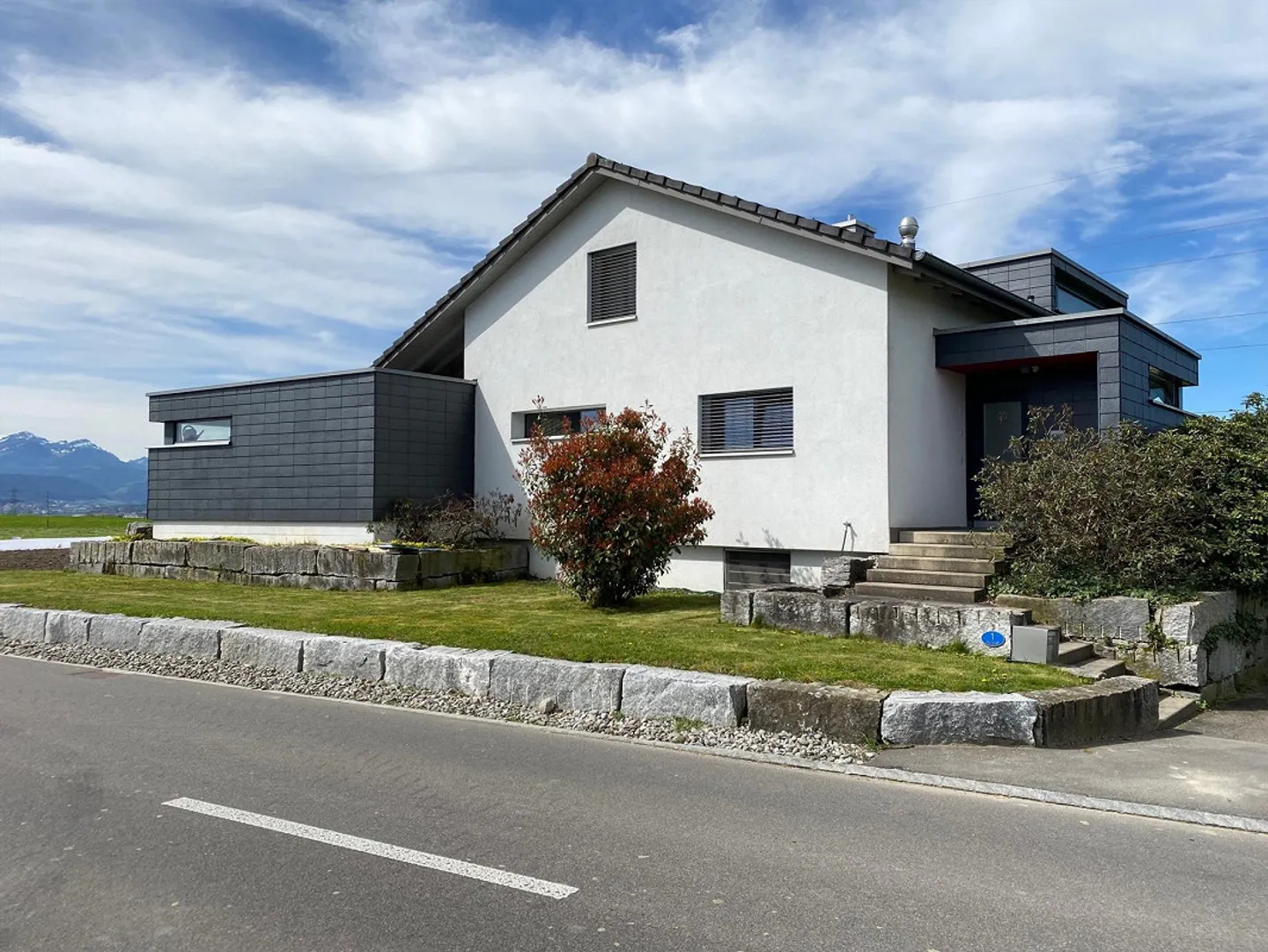 Casa unifamiliare indipendente di 7,5 locali con giardino e piscina - Foto 1 di 12