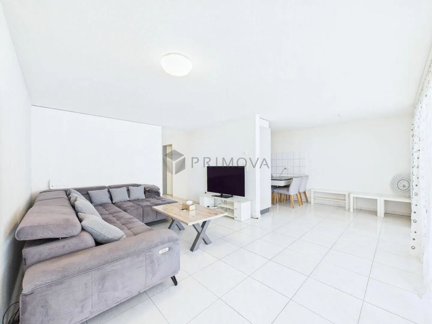 Profitez d'un espace de vie généreux avec balcon et agencement idéal - Photo 2 sur 12