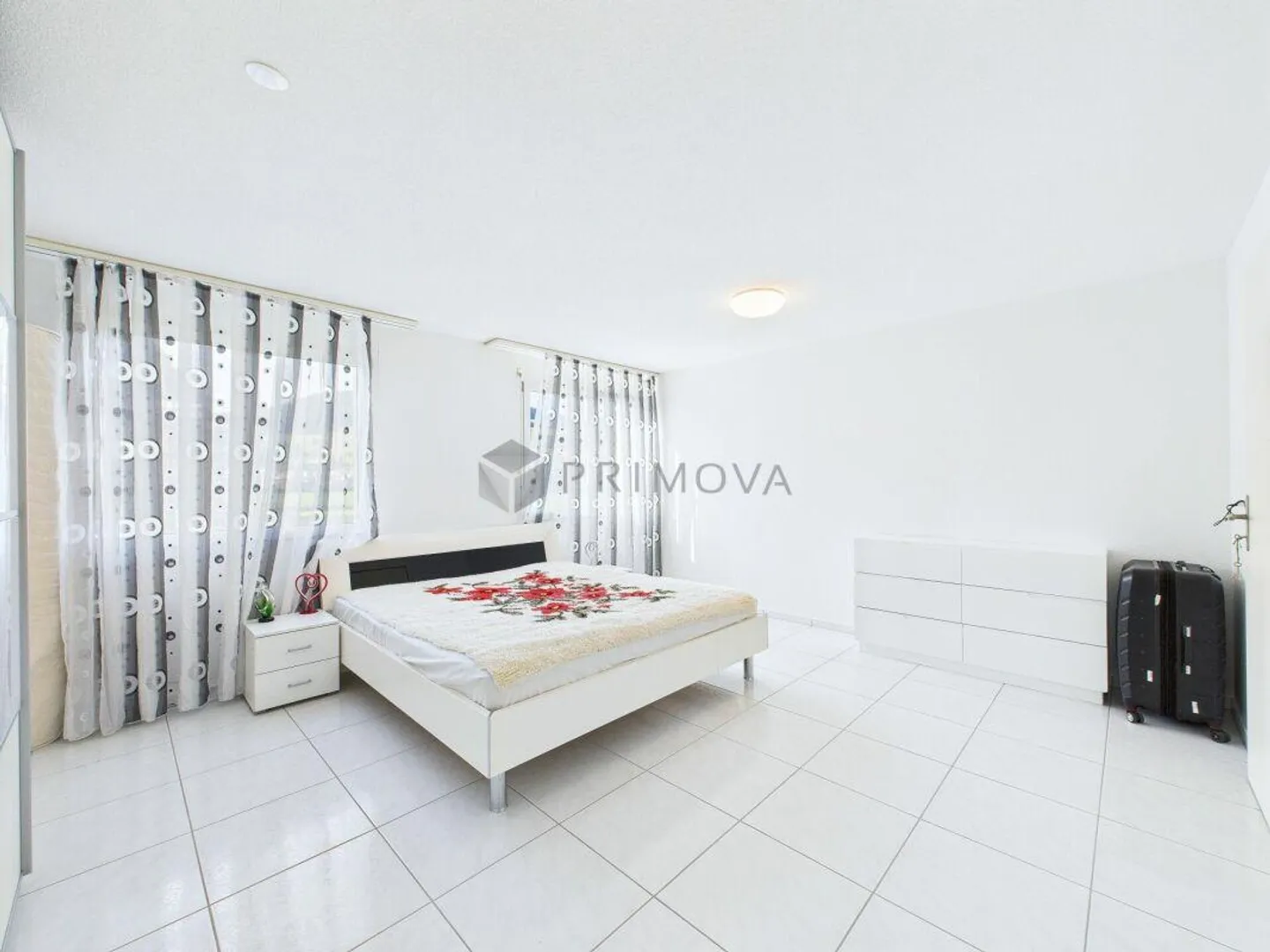 Profitez d'un espace de vie généreux avec balcon et agencement idéal - Photo 6 sur 12