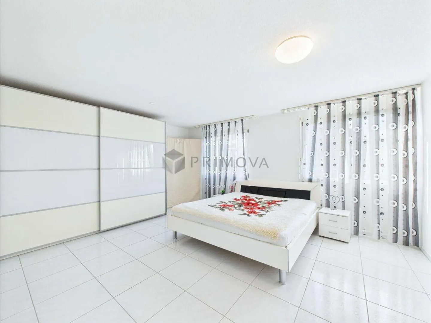 Profitez d'un espace de vie généreux avec balcon et agencement idéal - Photo 7 sur 12