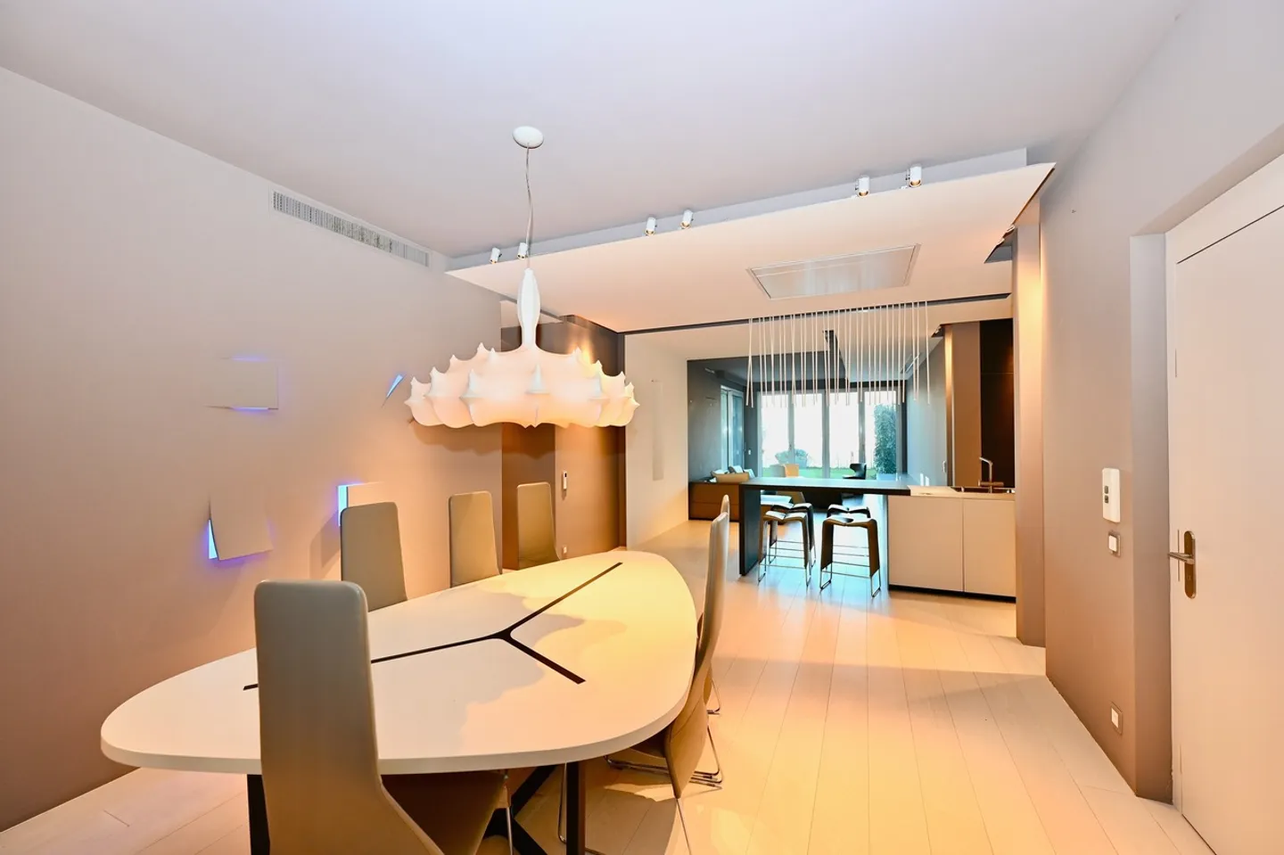 Modern Apartment with Garden: Design, Technology and Lake View - Photo 3 of 17