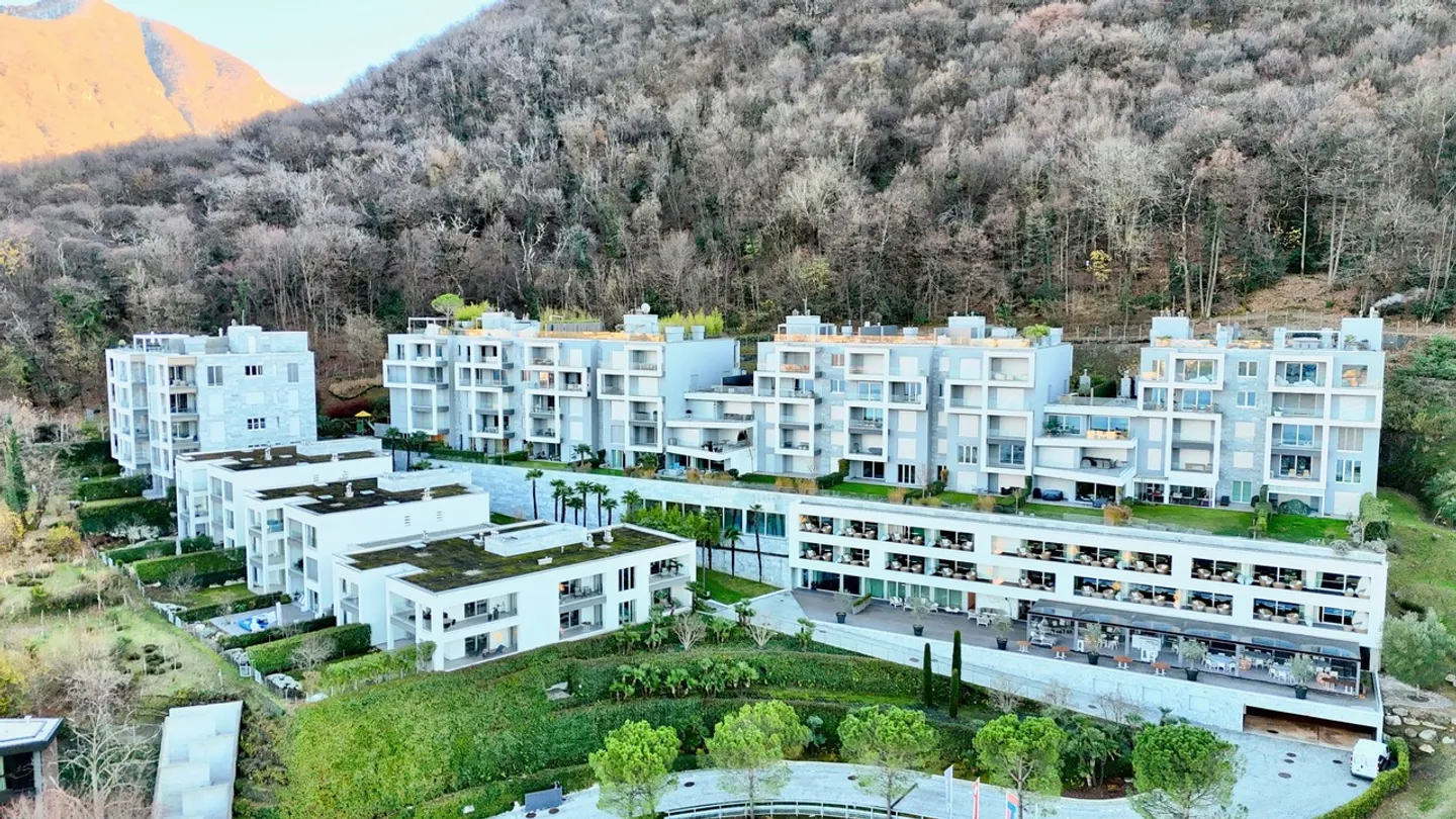 Modern Apartment with Garden: Design, Technology and Lake View - Photo 1 of 17