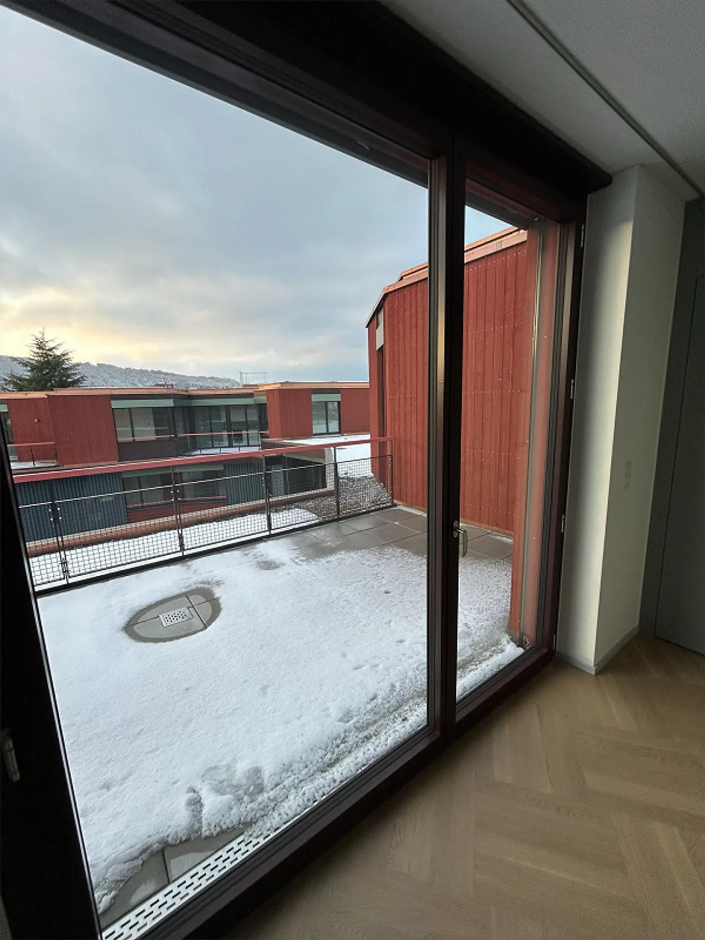 Helle 1.5-Zimmer-Attika-Wohnung mit grosser Terrasse in Dietikon - Foto 10 von 14