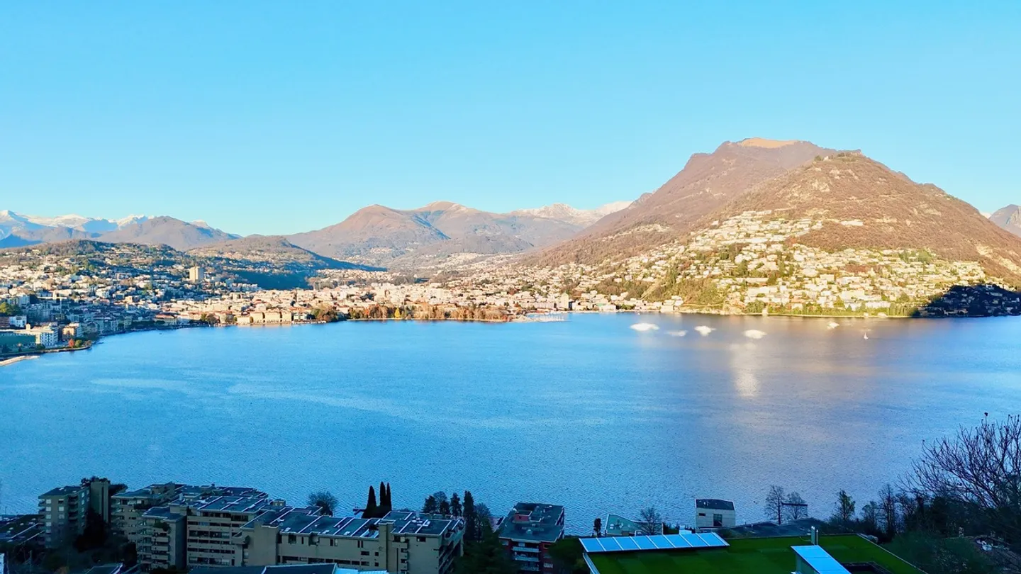 Modern Apartment with Garden: Design, Technology and Lake View - Photo 2 of 17