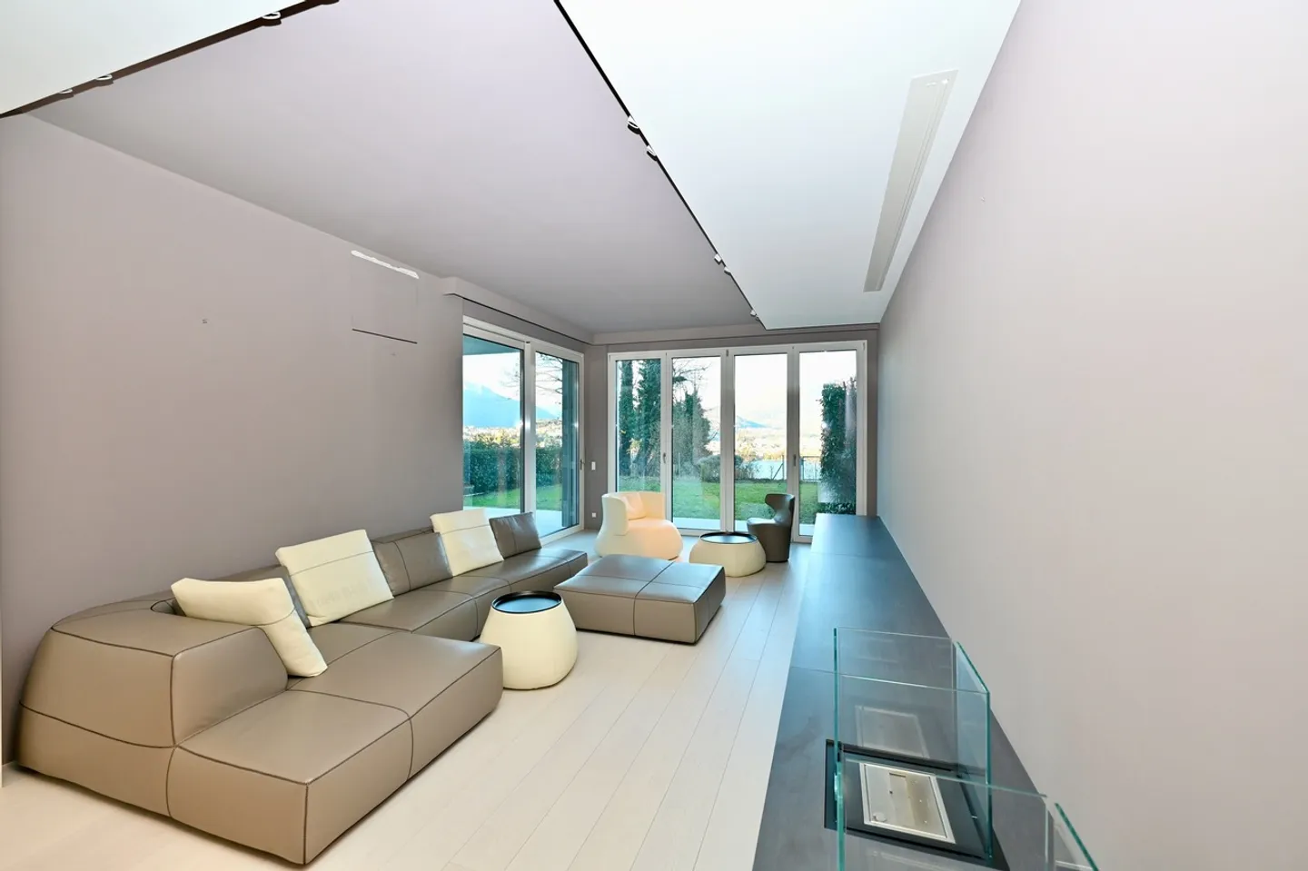 Modern Apartment with Garden: Design, Technology and Lake View - Photo 5 of 17