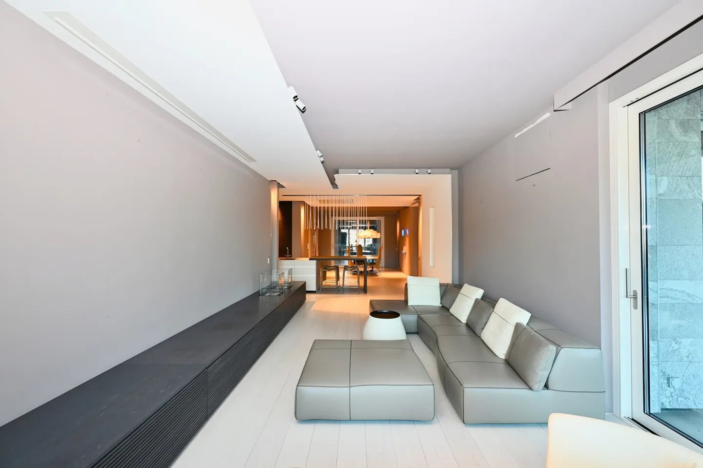 Modern Apartment with Garden: Design, Technology and Lake View - Photo 6 of 17