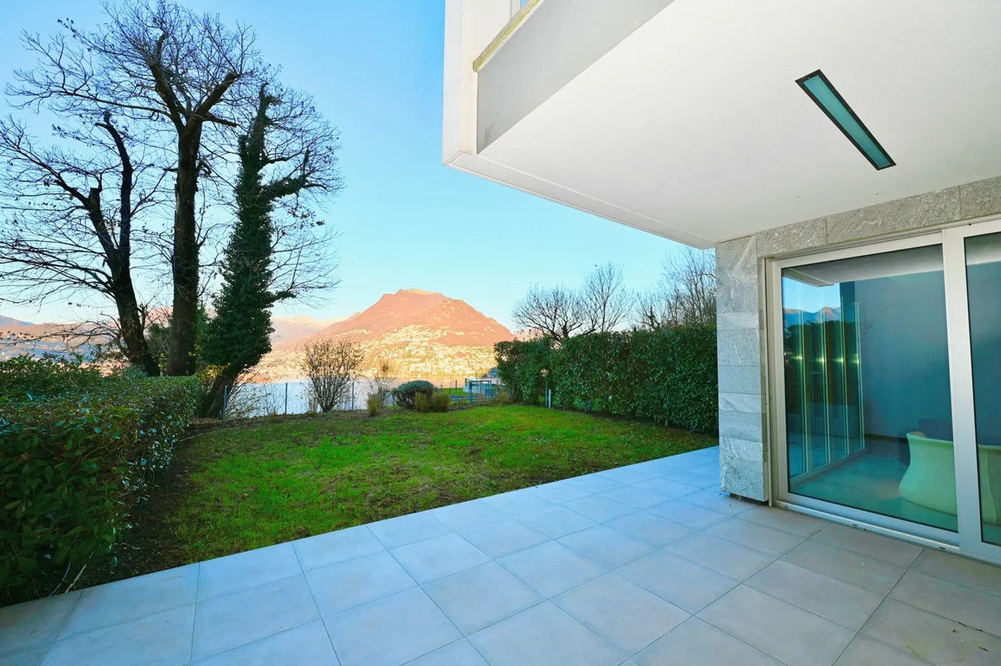 Modern Apartment with Garden: Design, Technology and Lake View - Photo 7 of 17