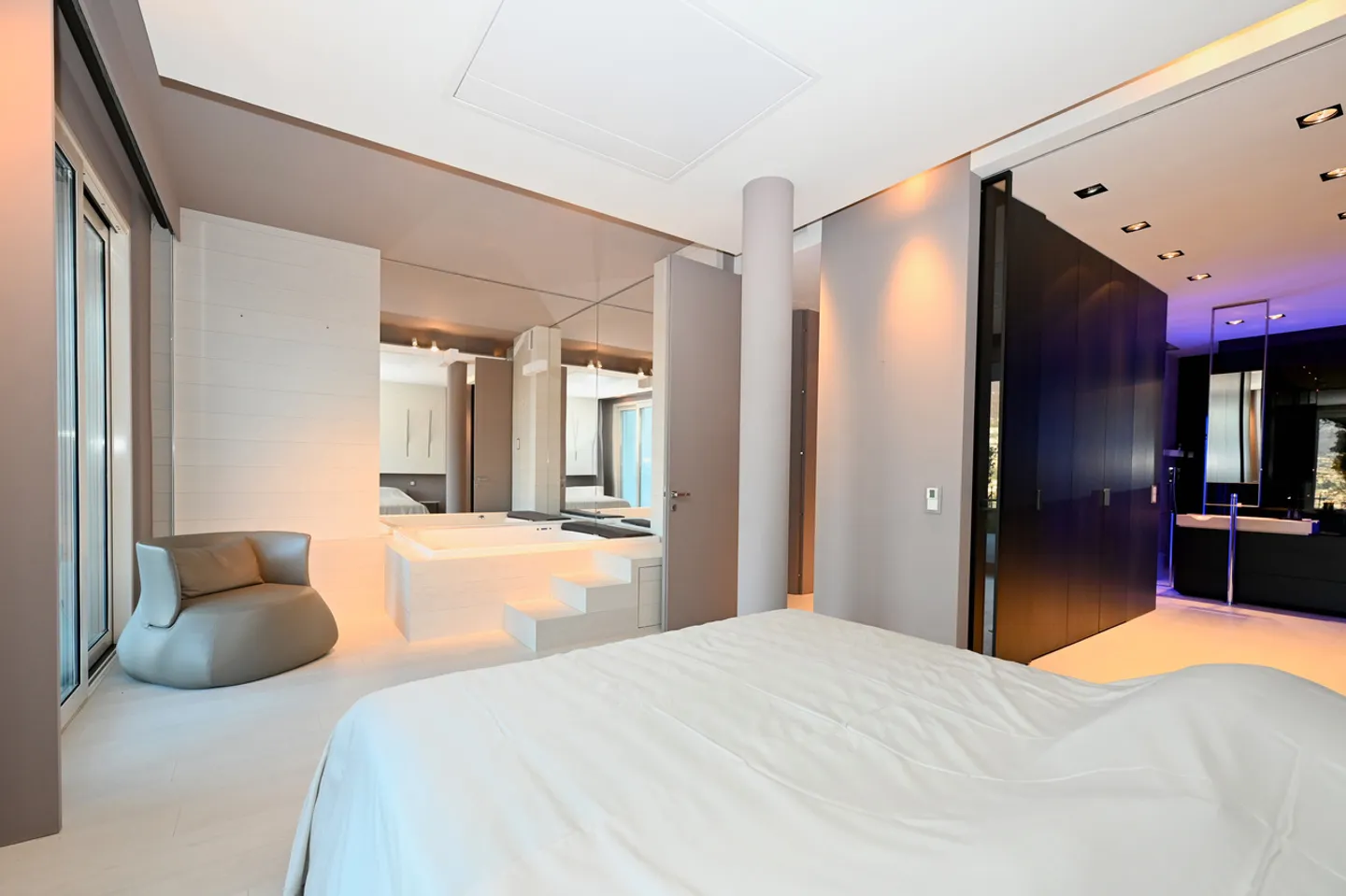 Modern Apartment with Garden: Design, Technology and Lake View - Photo 10 of 17