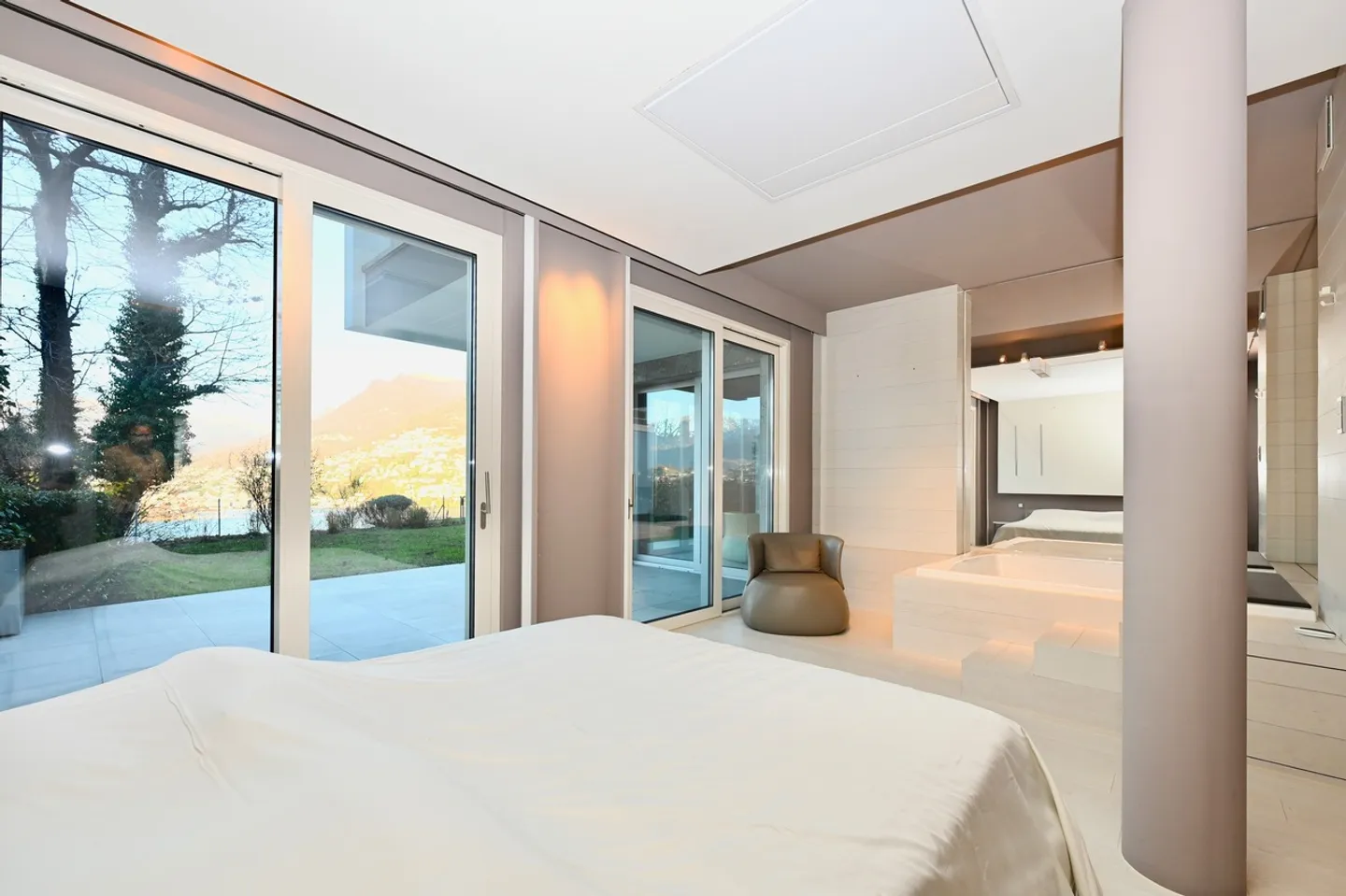 Modern Apartment with Garden: Design, Technology and Lake View - Photo 11 of 17