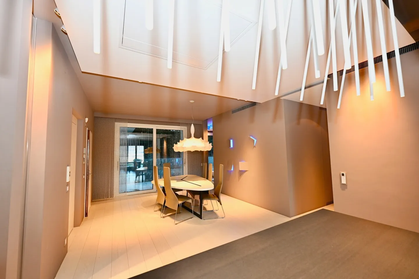 Modern Apartment with Garden: Design, Technology and Lake View - Photo 8 of 17