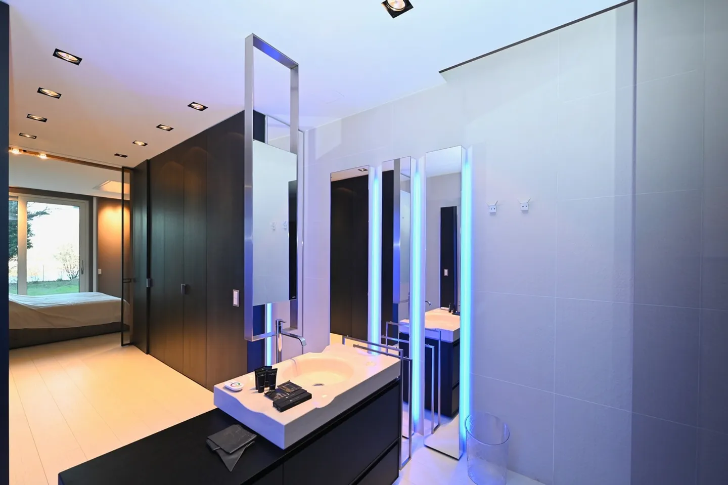 Modern Apartment with Garden: Design, Technology and Lake View - Photo 12 of 17