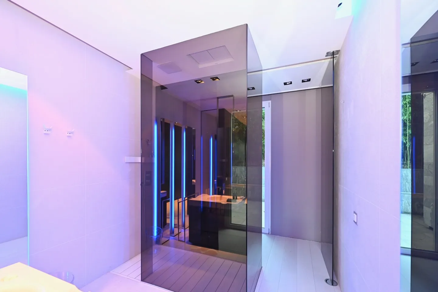 Modern Apartment with Garden: Design, Technology and Lake View - Photo 13 of 17