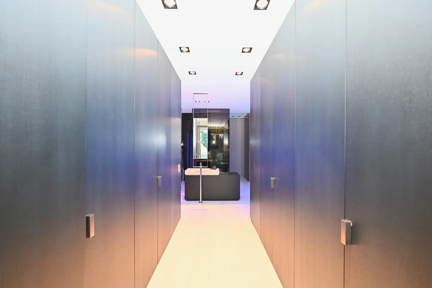 Modern Apartment with Garden: Design, Technology and Lake View - Photo 14 of 17