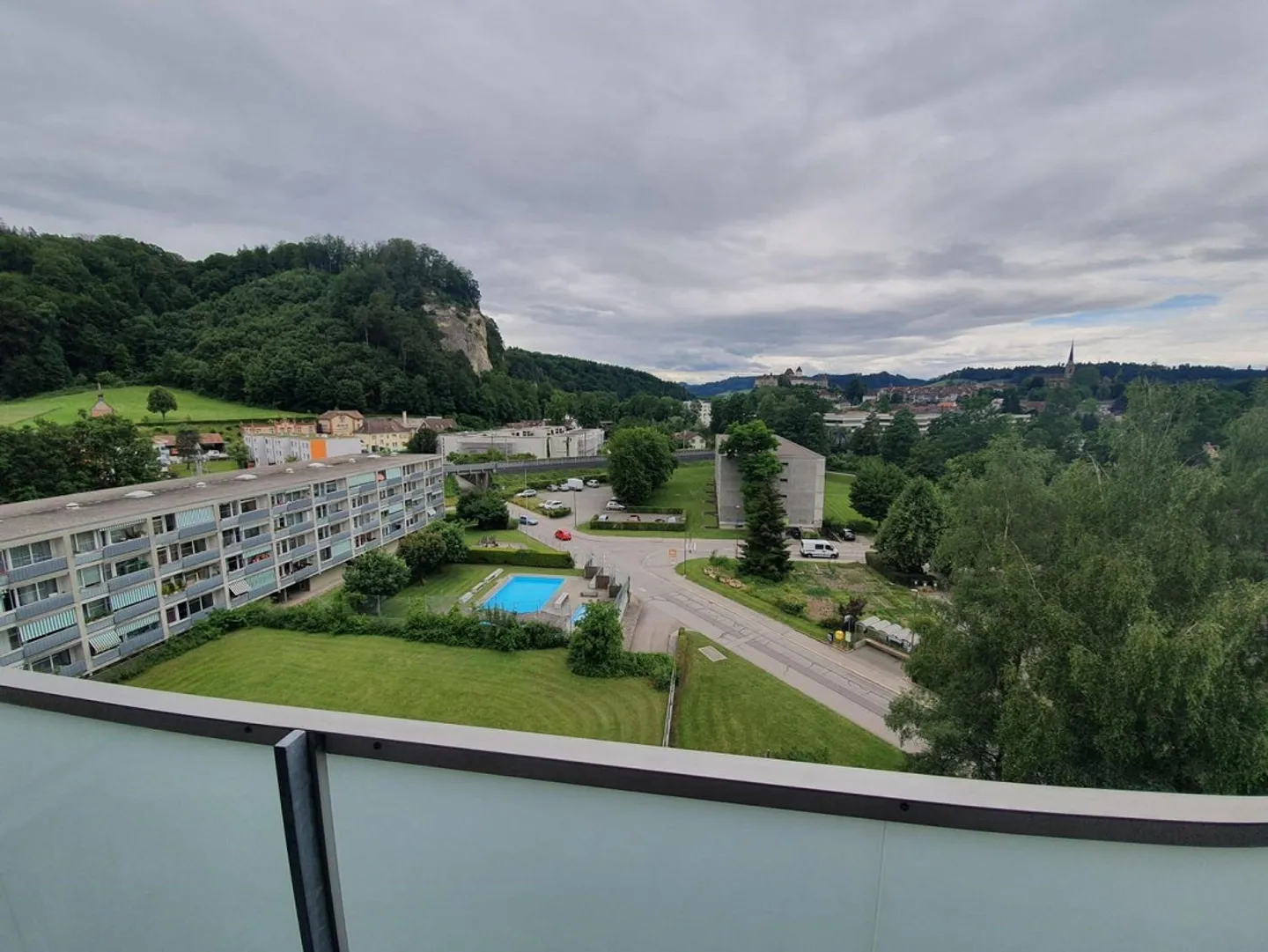Luminoso appartamento di 3 stanze con balcone e piscina a Burgdorf - Foto 1 di 10