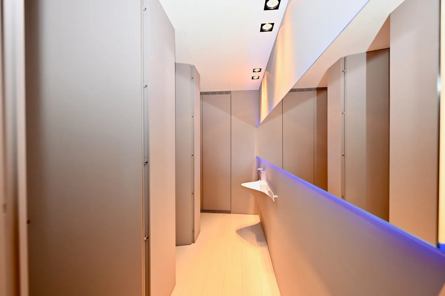 Modern Apartment with Garden: Design, Technology and Lake View - Photo 15 of 17