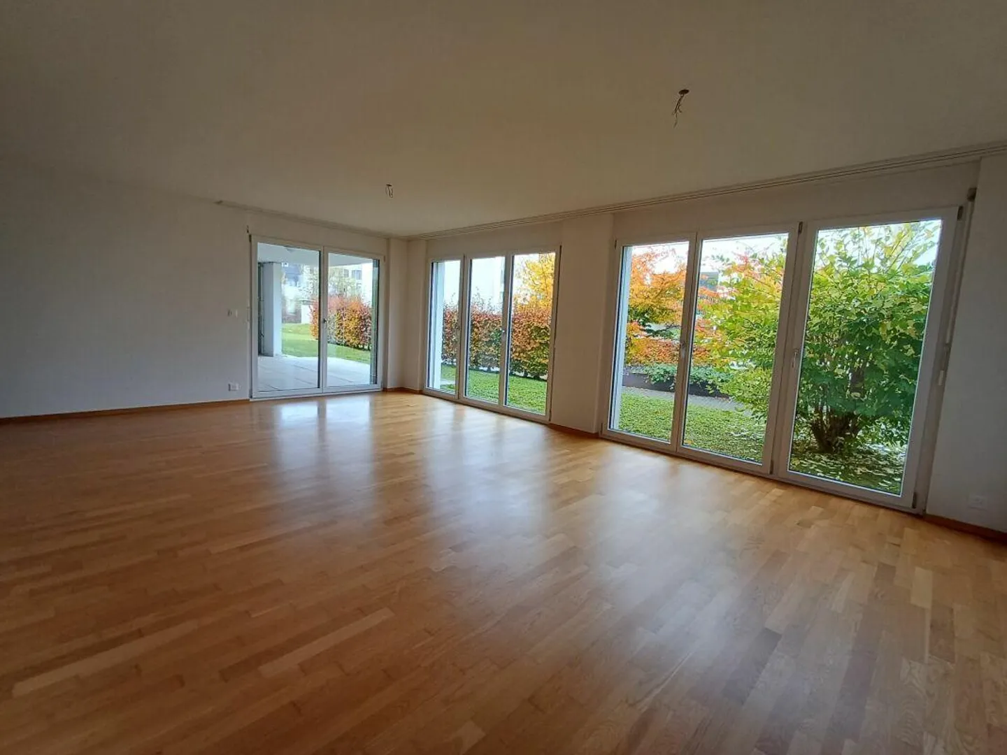 Appartamento luminoso e spazioso di 3,5 locali con patio - Foto 3 di 9