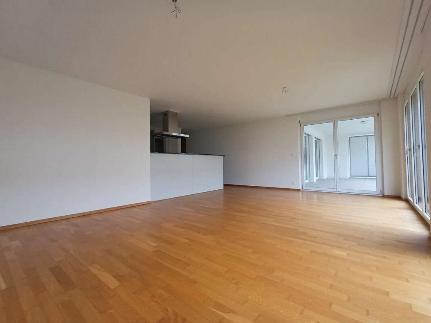 Appartamento luminoso e spazioso di 3,5 locali con patio - Foto 4 di 9