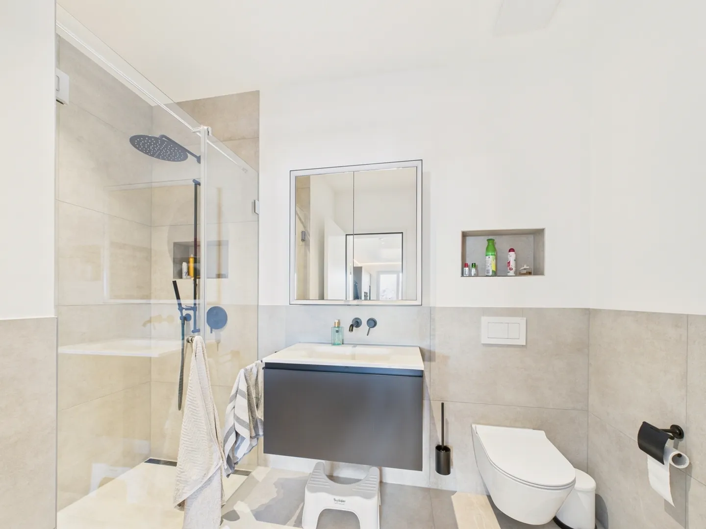 Appartement neuf exclusif de 5,5 pièces avec cheminée, sauna et vue sur le lac à Bottighofen - Photo 9 sur 11