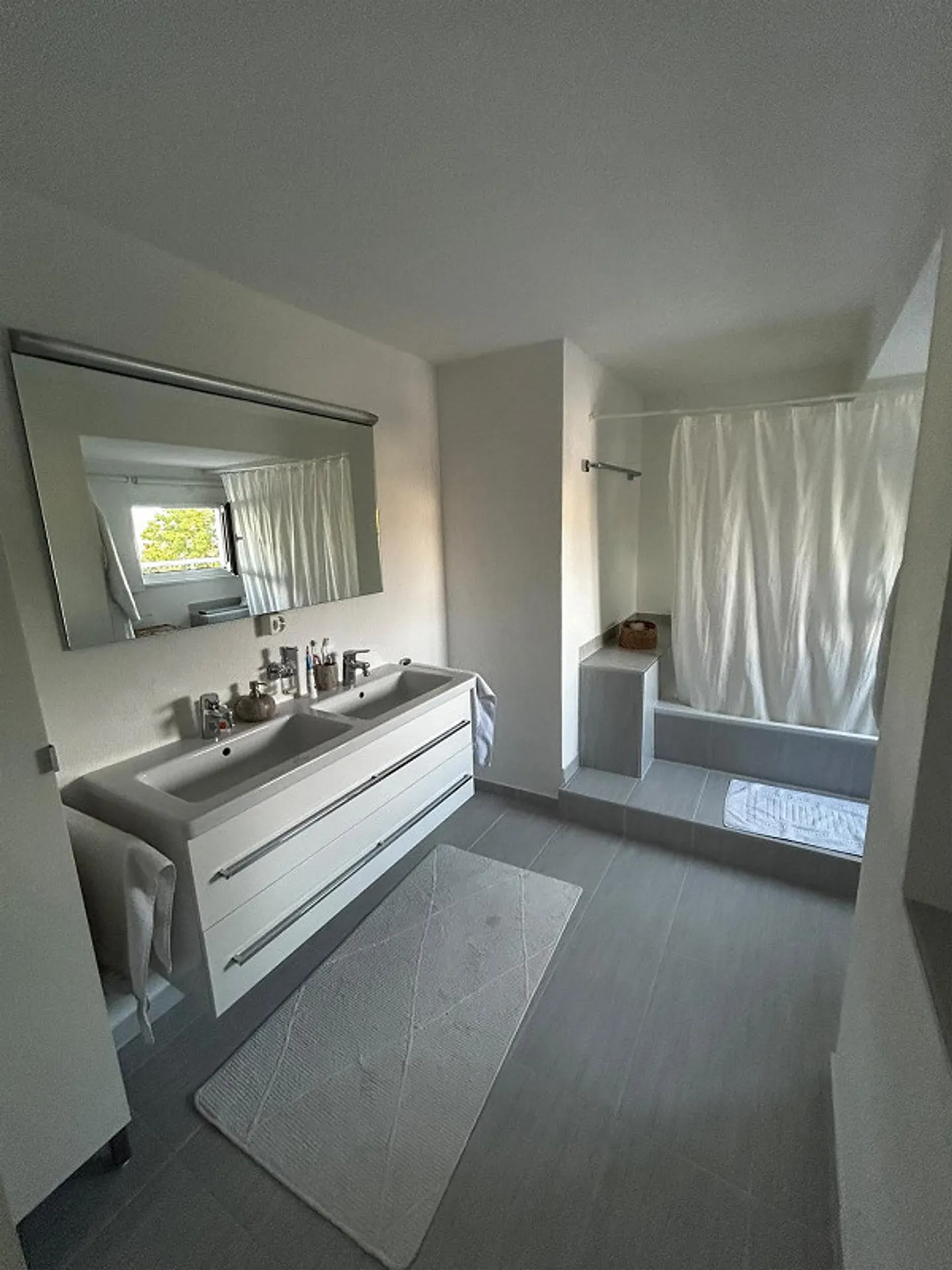 Spacious 4.5 Room Attic with Rooftop Terrace - Photo 15 of 25