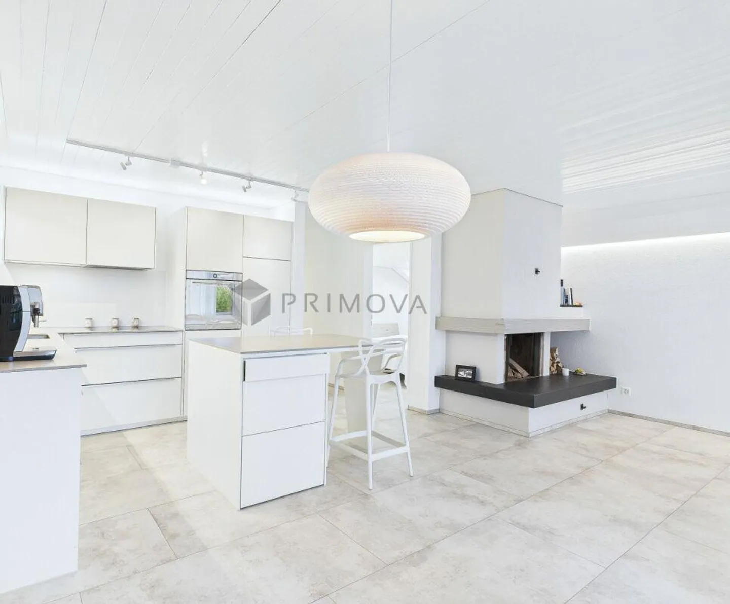 Votre nouveau refuge, la 2.5 pièces récemment rénovée avec cheminée crépitante à Auw - Photo 1 sur 8