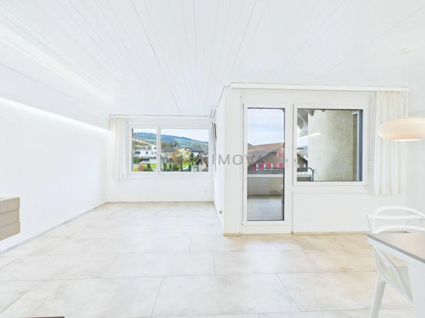 Votre nouveau refuge, la 2.5 pièces récemment rénovée avec cheminée crépitante à Auw - Photo 4 sur 8