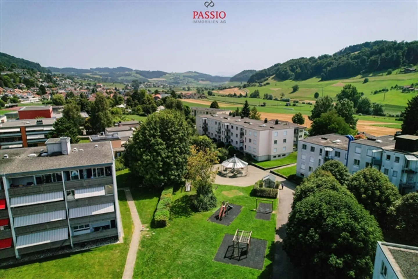 Family-friendly 4.5-room apartment with fireplace and winter garden - Photo 16 of 19