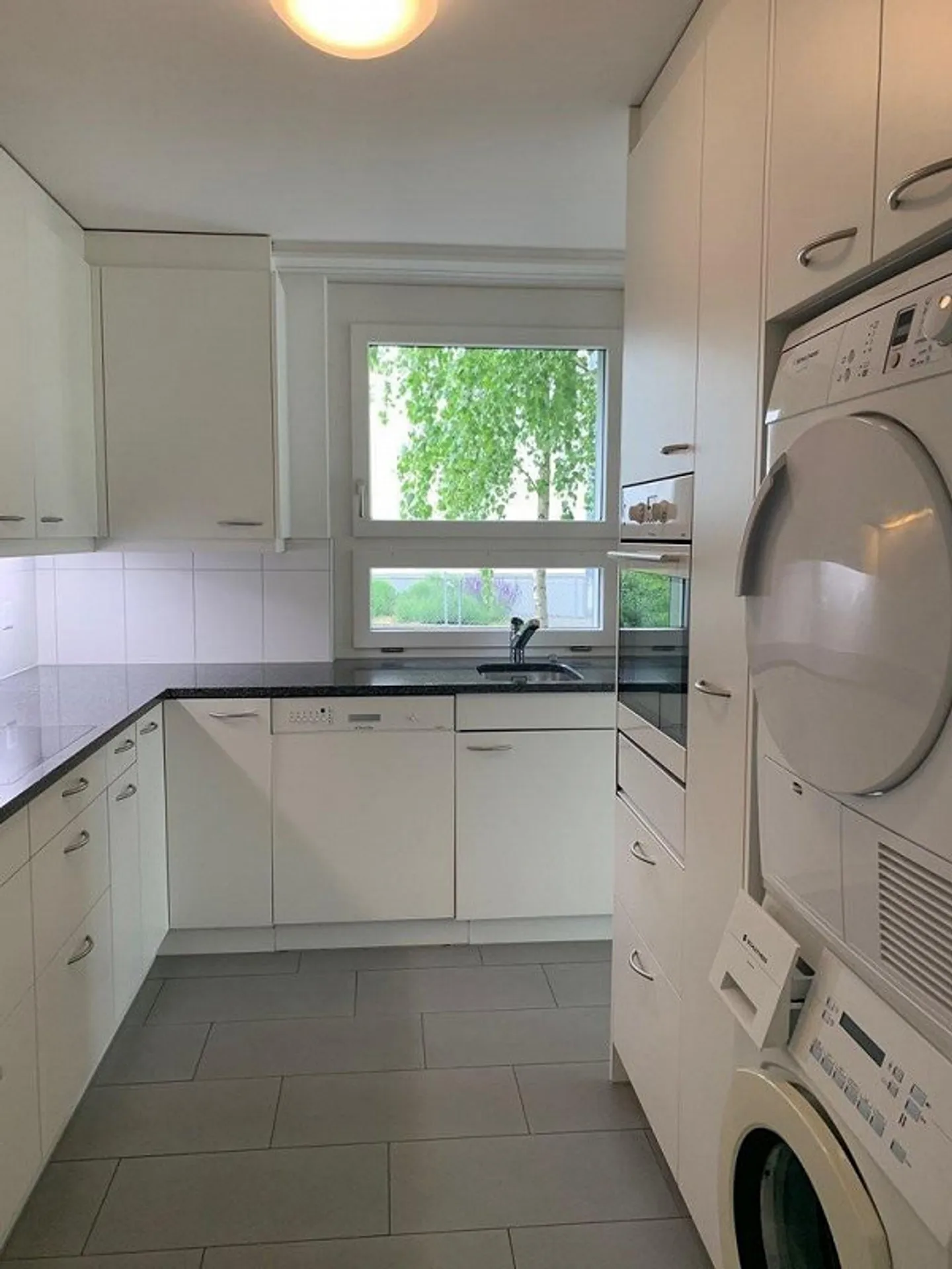 Modern 3.5-room apartment in the green - Photo 3 of 9