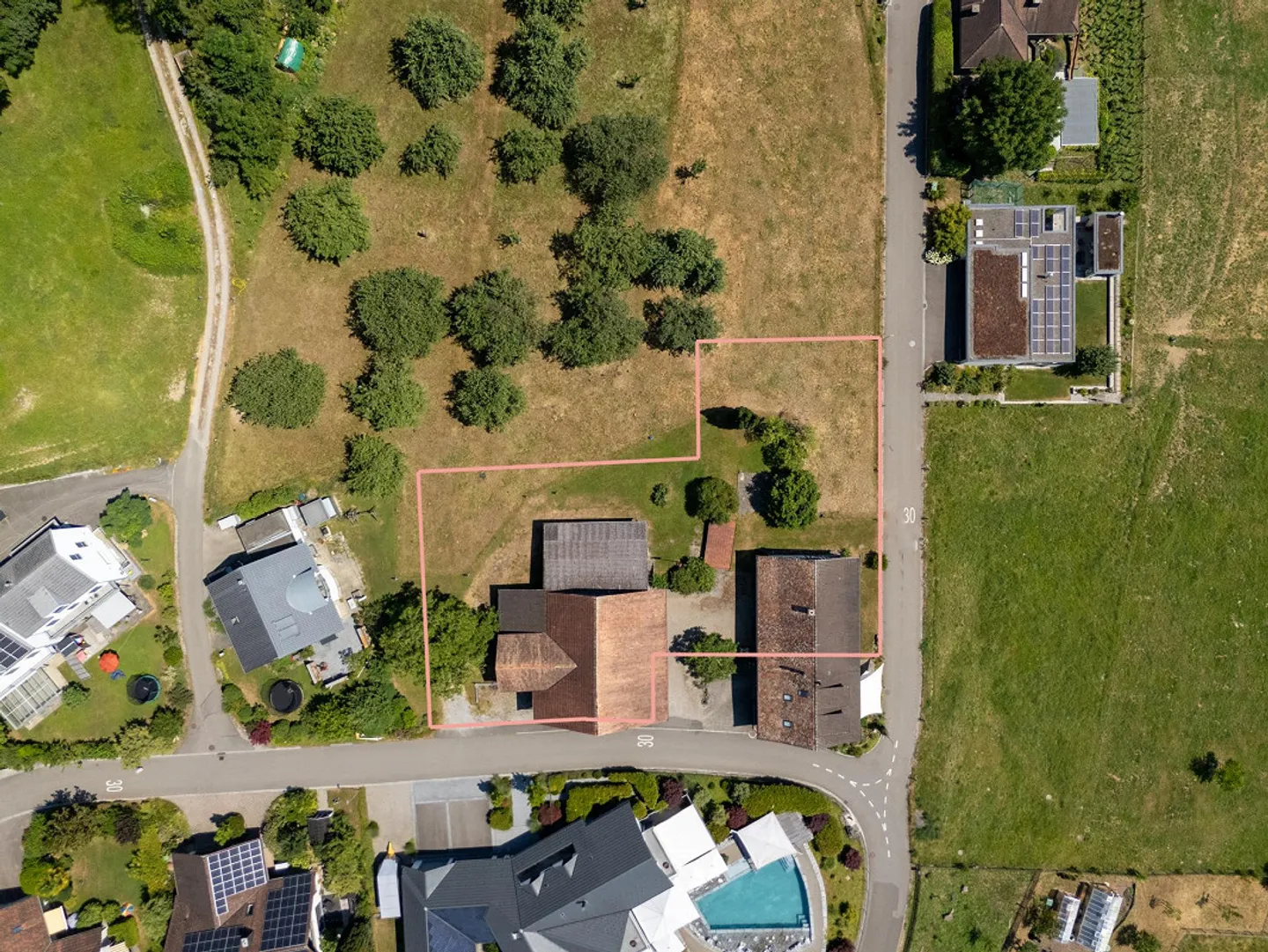 Terreno attraente con casa in legno esistente - Foto 3 di 16