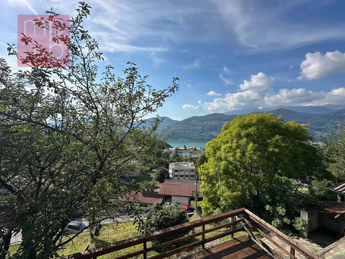 Graziosa casa familiare con vista lago - Foto 1 di 8