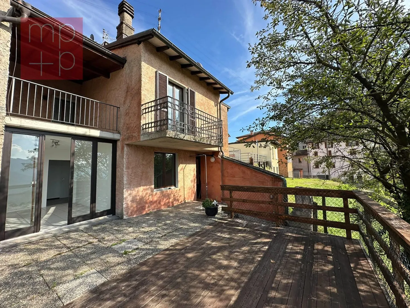Graziosa casa familiare con vista lago - Foto 2 di 8