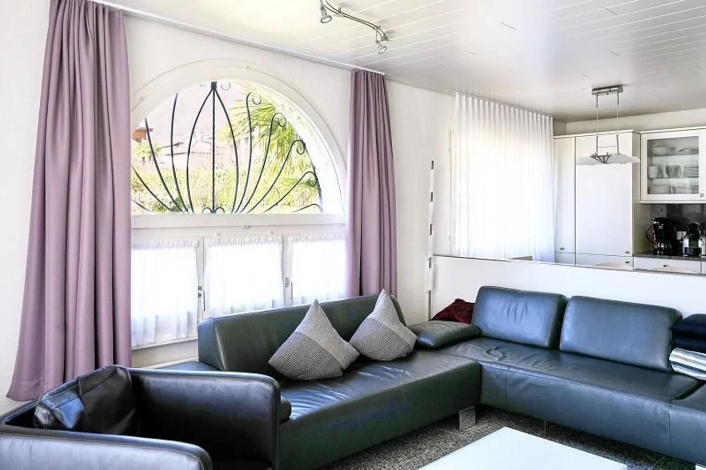 Appartamento duplex 3,5 locali in una posizione molto tranquilla e soleggiata con vista... - Foto 2 di 30