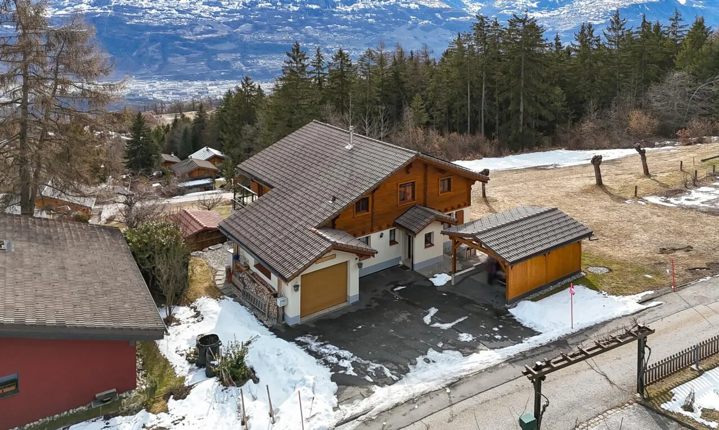 Wunderschönes, außergewöhnliches Chalet in erhöhter Lage von Savièse - Foto 2 von 11