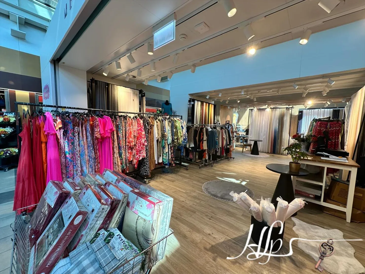 Commerce - Photo 2 of 3