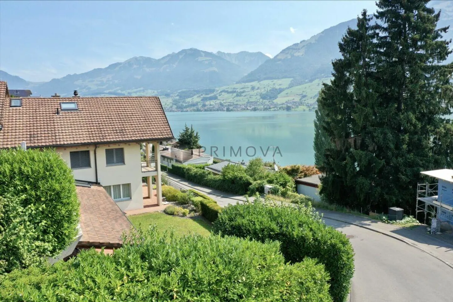 Emplacement de rêve haut au-dessus du lac : Grande maison avec une vue inoubliable - Photo 4 sur 30