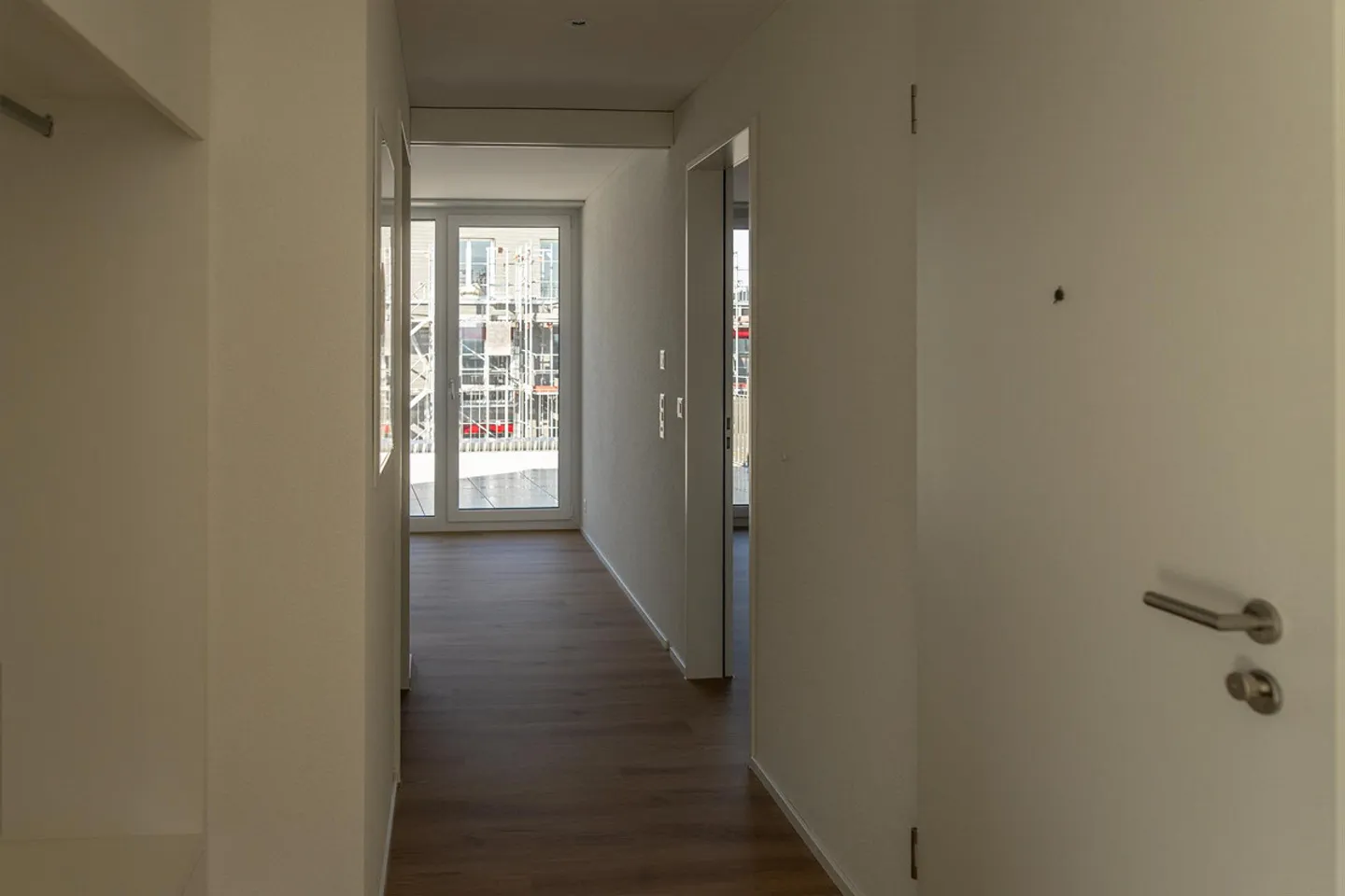 Appartamento attico di 3,5 stanze in edificio commerciale con due grandi terrazze - Foto 4 di 25