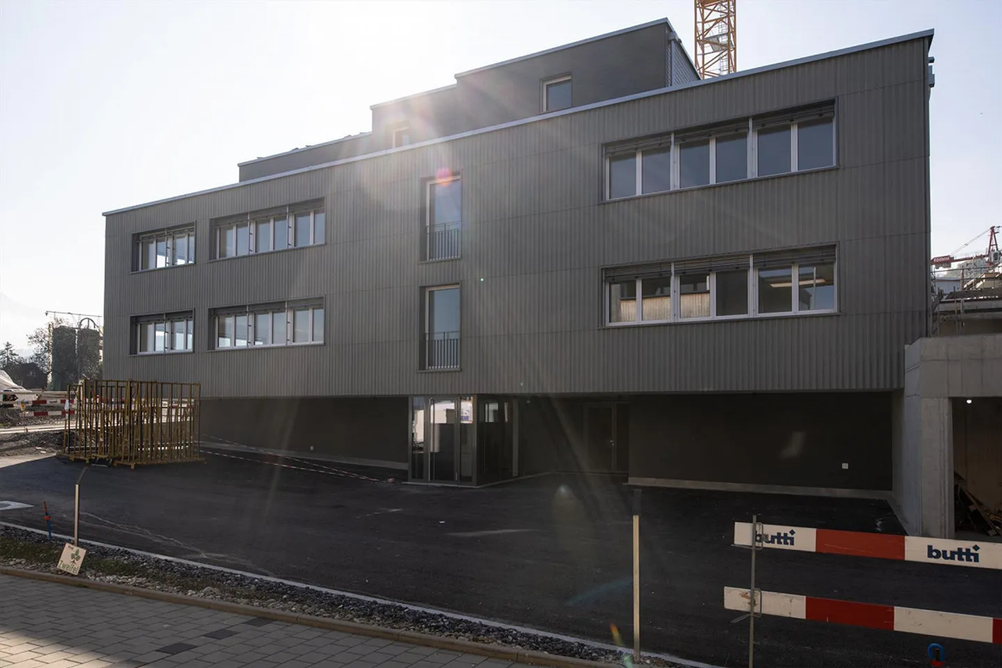 Appartamento attico di 3,5 stanze in edificio commerciale con due grandi terrazze - Foto 1 di 25