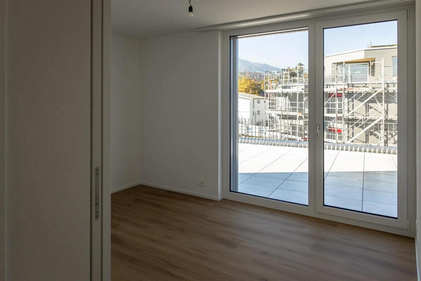 Appartamento attico di 3,5 stanze in edificio commerciale con due grandi terrazze - Foto 10 di 25