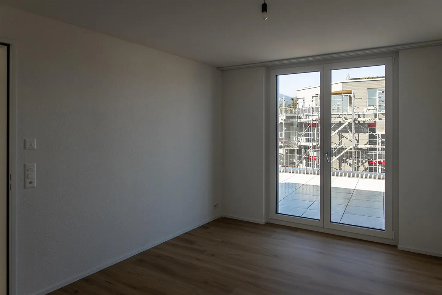 Appartamento attico di 3,5 stanze in edificio commerciale con due grandi terrazze - Foto 11 di 25