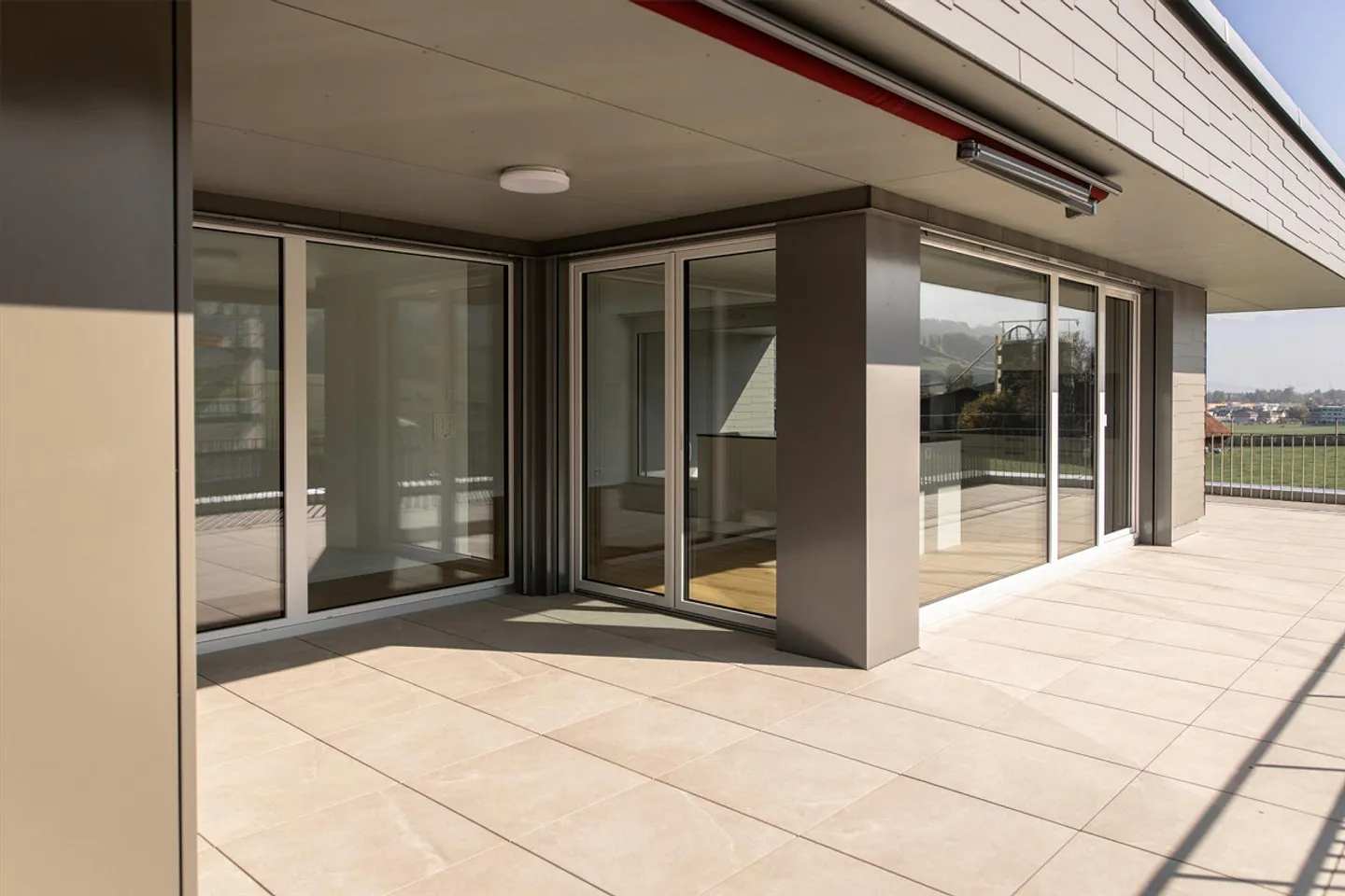 Appartamento attico di 3,5 stanze in edificio commerciale con due grandi terrazze - Foto 22 di 25